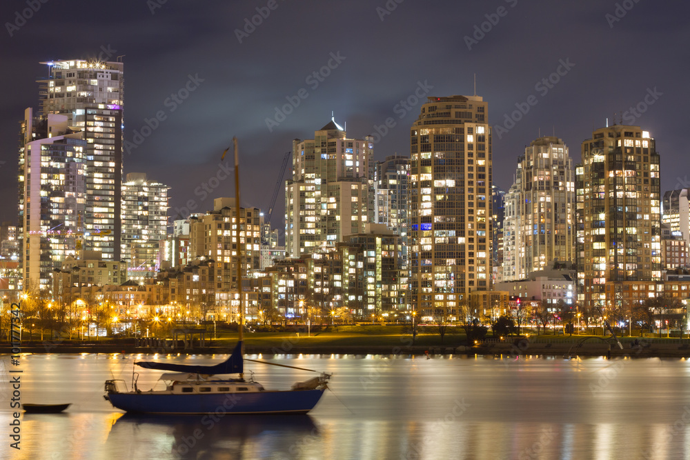 Fototapeta premium Vancouver Skyline and Sailboat 