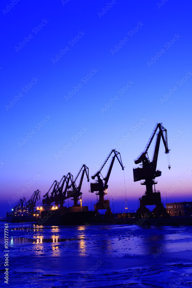 Obraz premium Cargo wharf crane at night