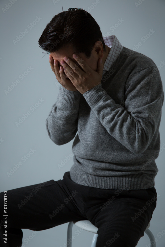 落込む中高年男性 落込む中高年男性