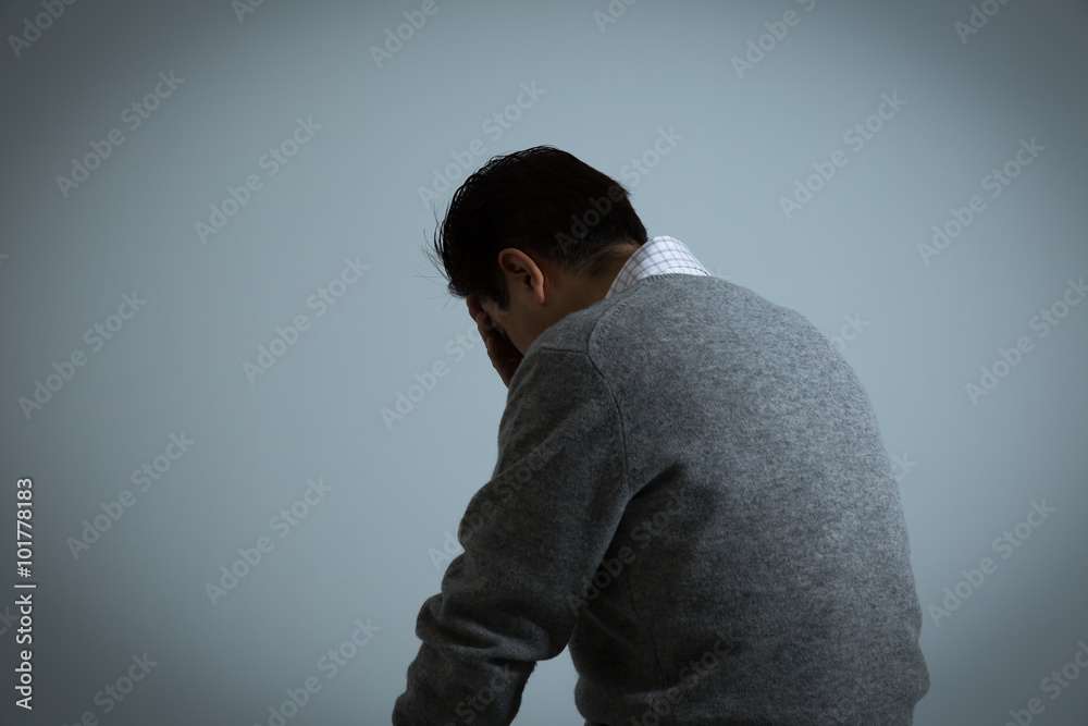 落込む中高年男性 落込む中高年男性