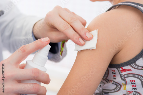 kind bekommt eine impfung