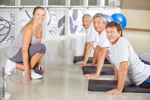 Senioren beim Turnen im Fitnesscenter