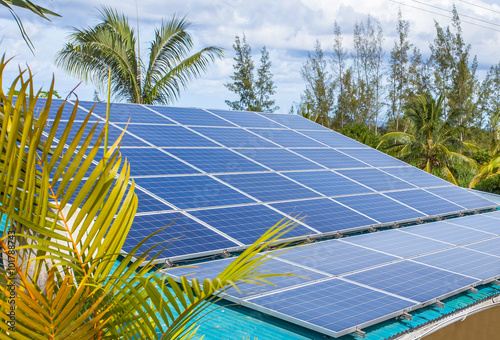  panneaux solaires énergie photovoltaïque sur toiture maison  photo