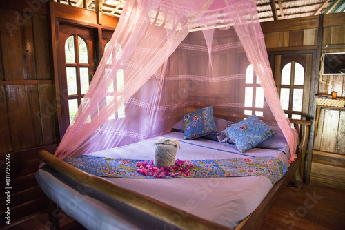 Interior de una habitación en Bungalow o casa tradicional Tailandesa. Tailandia