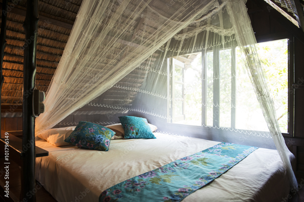 Interior de una habitación en Bungalow o casa tradicional Tailandesa.  Tailandia Photos | Adobe Stock