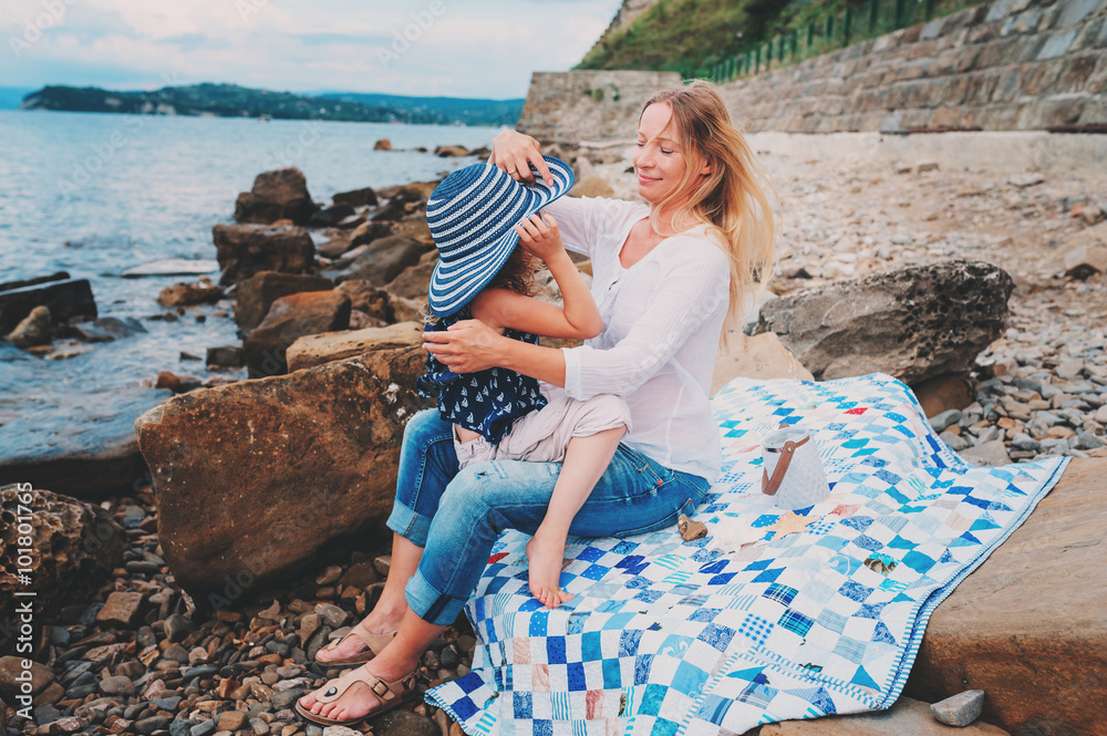 Φωτογραφία portrait of happy mother and daughter spending time together on the beach on summer vacation