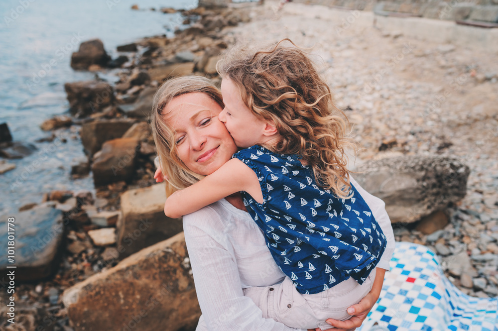 Φωτογραφία portrait of happy mother and daughter spending time together on the beach on summer vacation