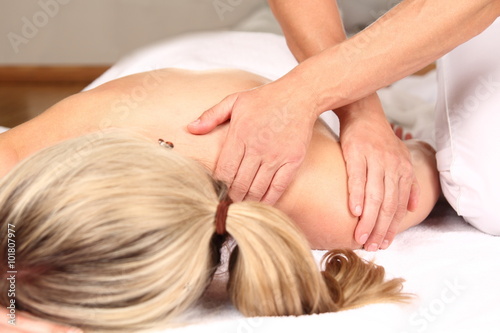 Frau genießt professionelle Massage photo