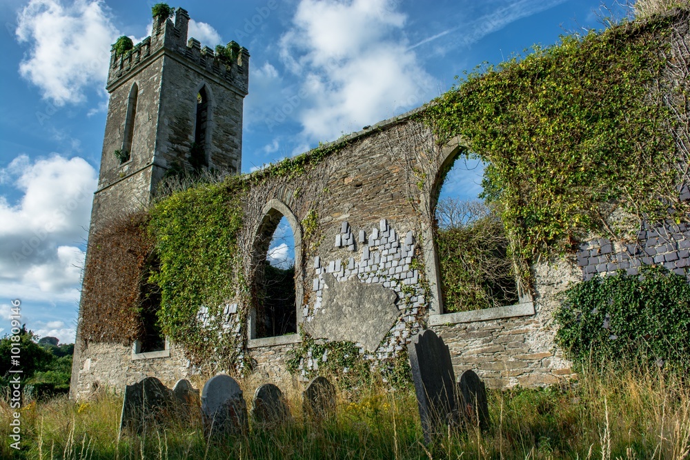 Ruine einer alten Kirche mit Friedhof in Irland