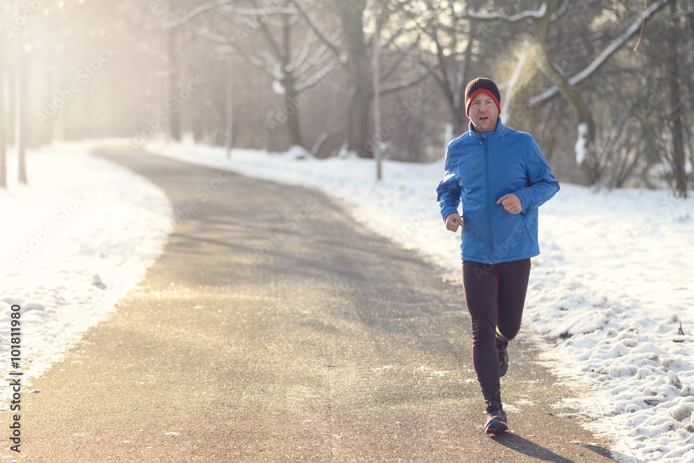 Mann im Winter beim Joggen Mann im Winter beim Joggen