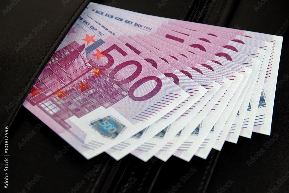 5000 Euro Bargeld In Ledertasche Stock Photo Adobe Stock