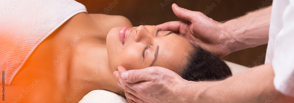Fotografie Beauty having head massage