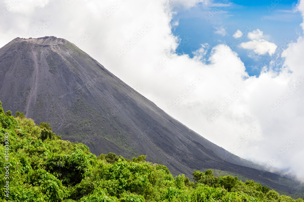 Φωτογραφία The perfect peak of the active and young Izalco volcano seen from a view point in Cerro Verde National Park in El Salvador