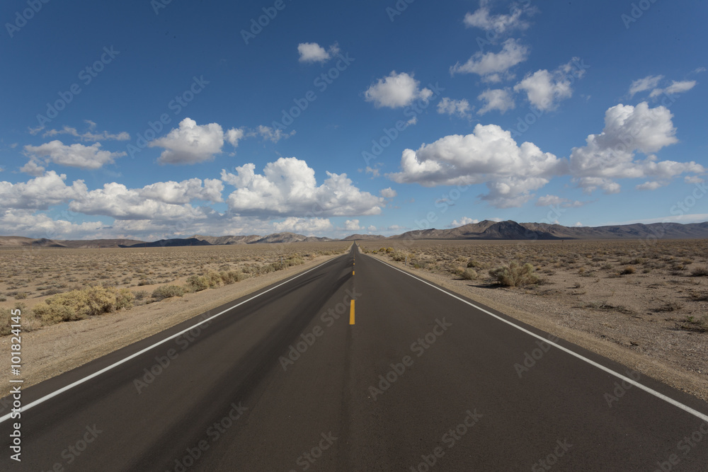 Naklejka premium Strasse bis zum Horizont