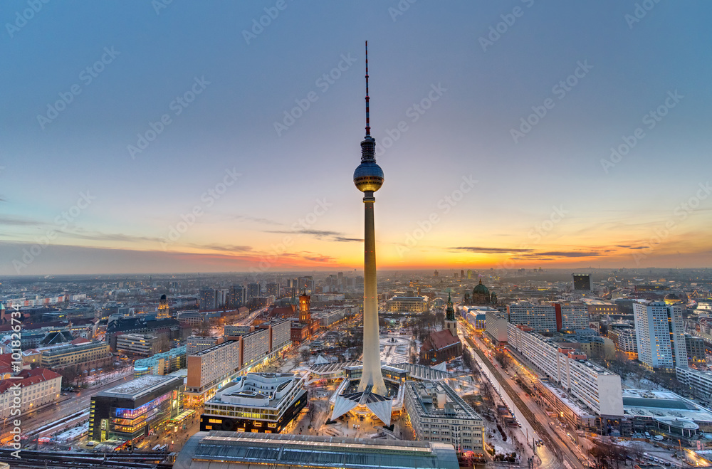 Fototapeta premium Słynna wieża telewizyjna w Berlinie o zachodzie słońca