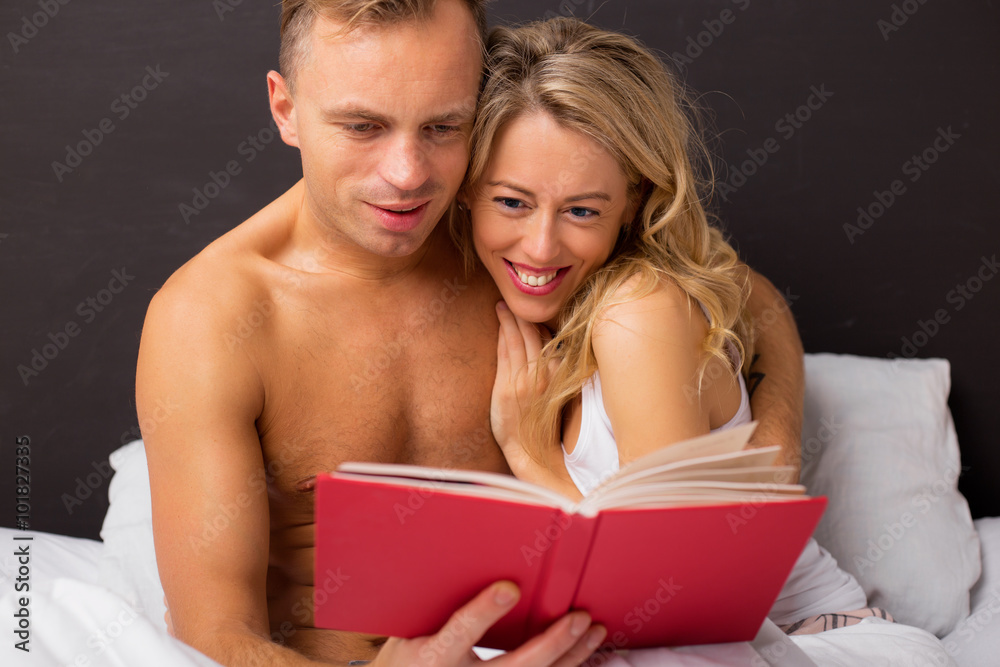 Φωτογραφία Couple reading a book together