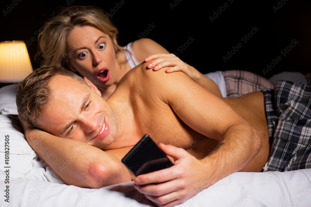 Αυτοκόλλητο Woman caught her boyfriend texting other woman