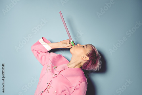 Quadro em tela girl have fun with colored balloons on blue background