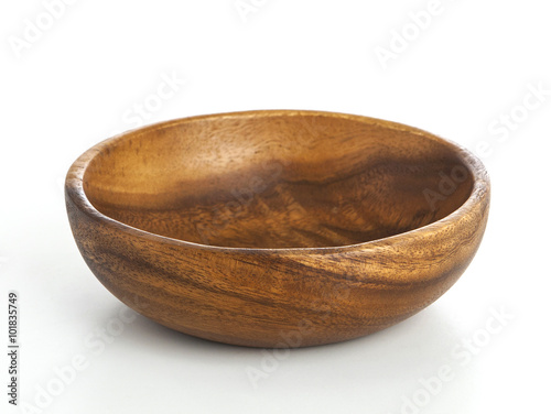 фотографія Wooden bowl isolated on white background