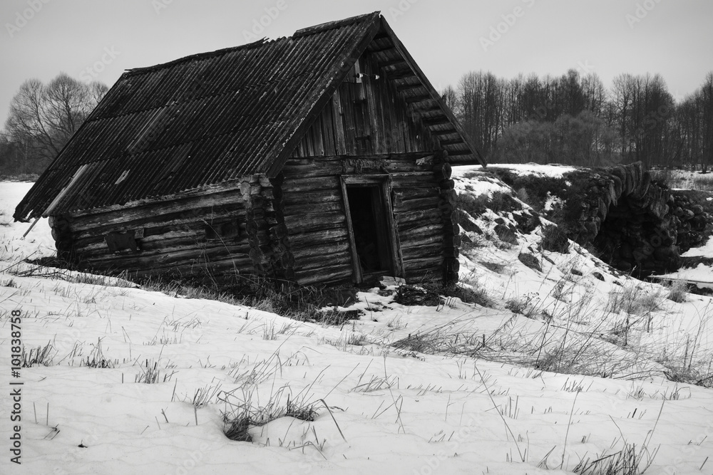 Obraz premium black and white photo of an abandoned hut.