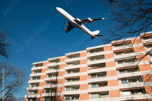 Fluglärm, Flugzeug über Wohnhaus photo