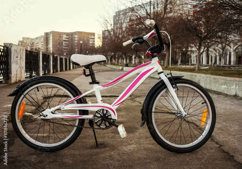 Women's bike in a retro-style, white with pink stripes