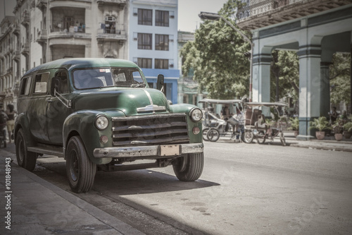 old car 50s parked in Havana © clamon