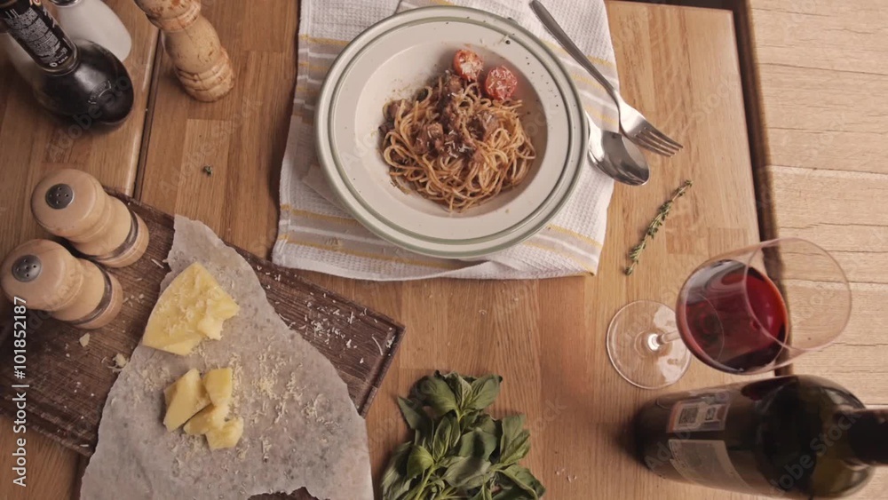 Serve bolognese pasta with beef Serve bolognese pasta with beef