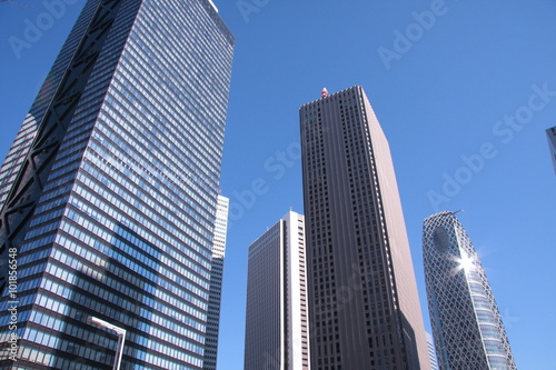 東京副都心、青空と高層ビル群