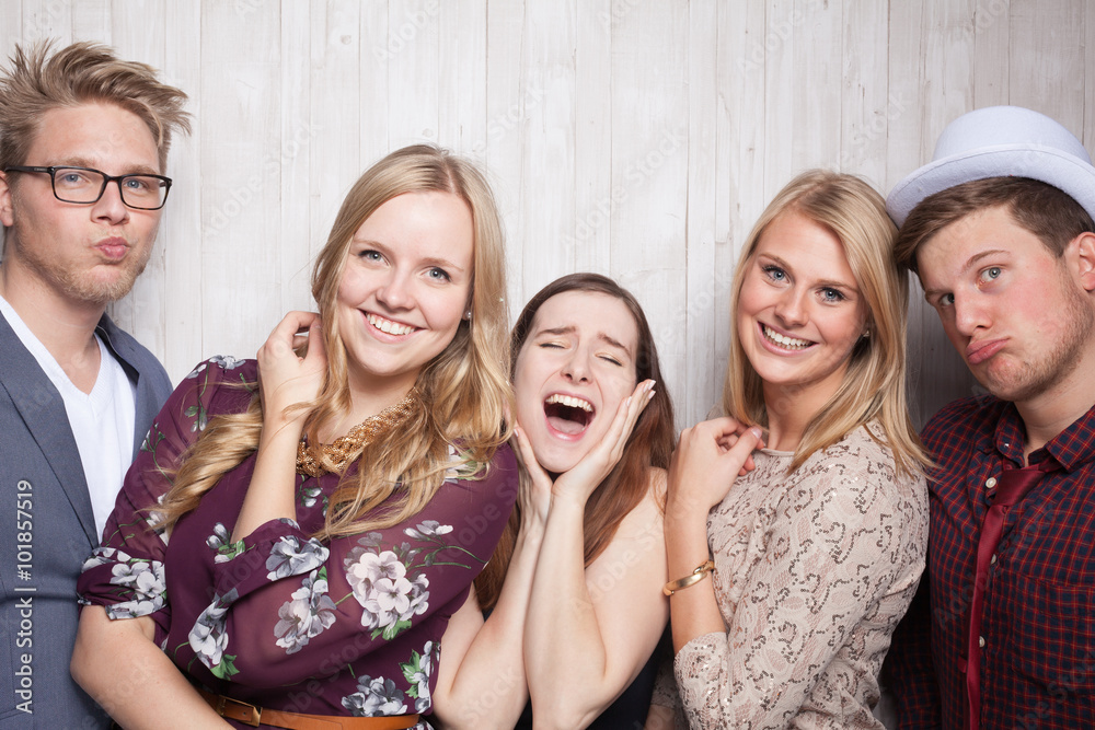 Fototapeta premium Freunde machen Gruppenfoto zusammen