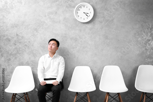 Young Asian businessman sit...