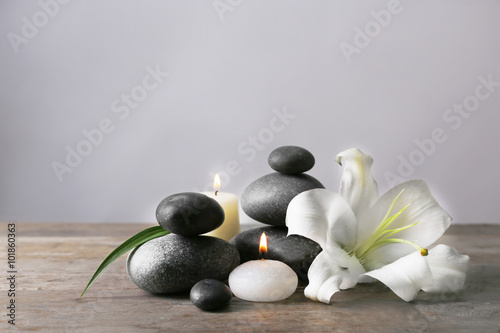 Fototapeta Naklejka Na Ścianę i Meble -  Spa still life with beautiful flower and candlelight on grey background
