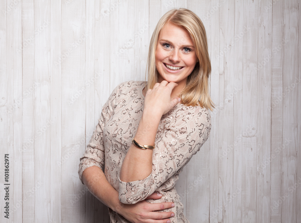 Fototapeta premium Blondine posiert vor Holzhintergrund
