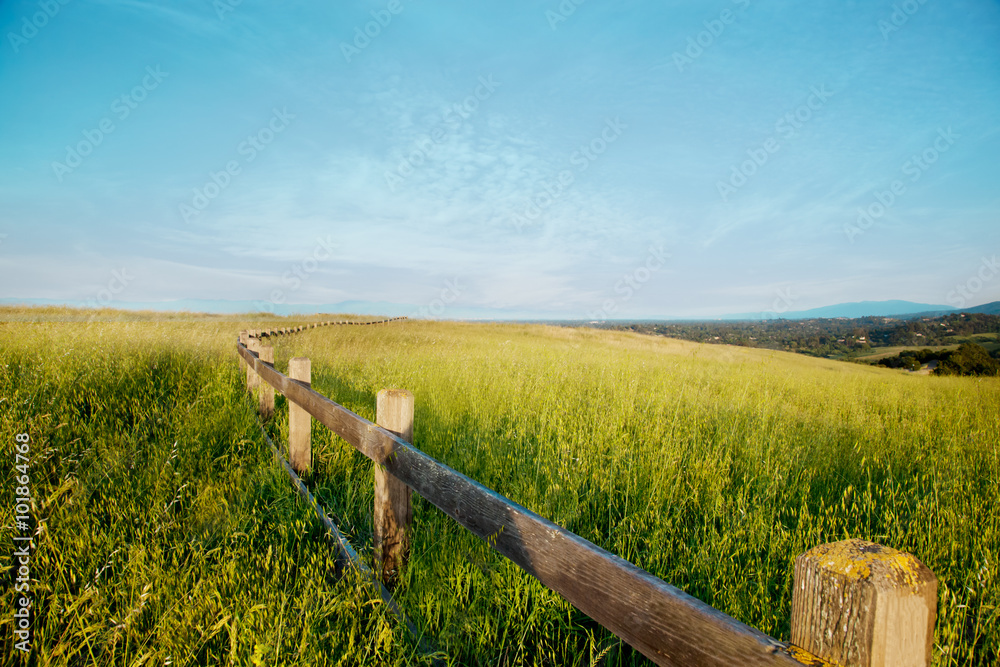 Φωτογραφία Wooden Fence in a Grass Field Against a Blue Sky (Stanford California)