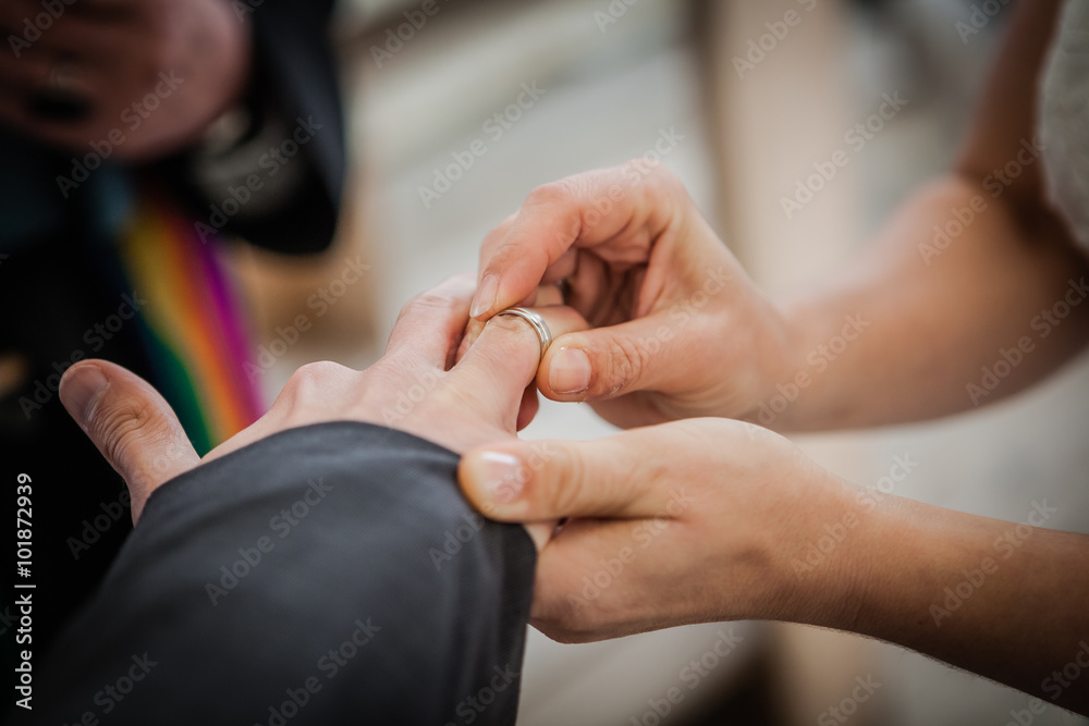 Hochzeit mit Ringtausch und Anstecken von Eheringen