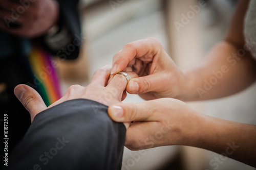 Hochzeit mit Ringtausch und Anstecken von Eheringen