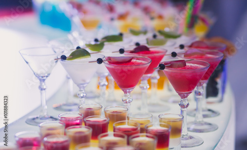 Obraz na plátně Beautiful row line of different colored alcohol cocktails with mint on a christm