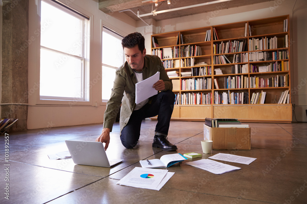 Fotografie Businessman Laying Documents On Floor To Plan Project