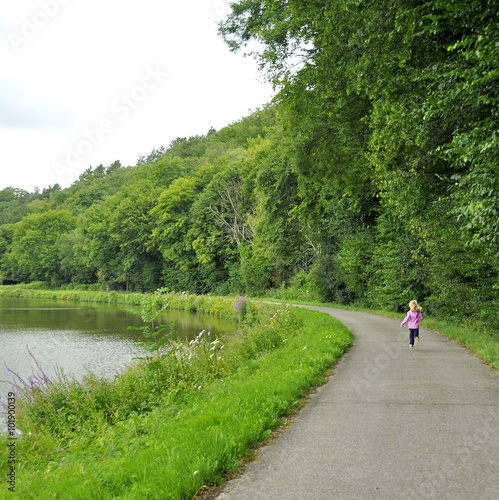 Petite fille courant, chemin, canal