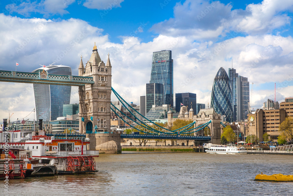 Obraz premium London, Wielka Brytania - 30 kwietnia 2015: Tower bridge i aria finansowa City of London na tle. Widok obejmuje korniszon i inne budynki