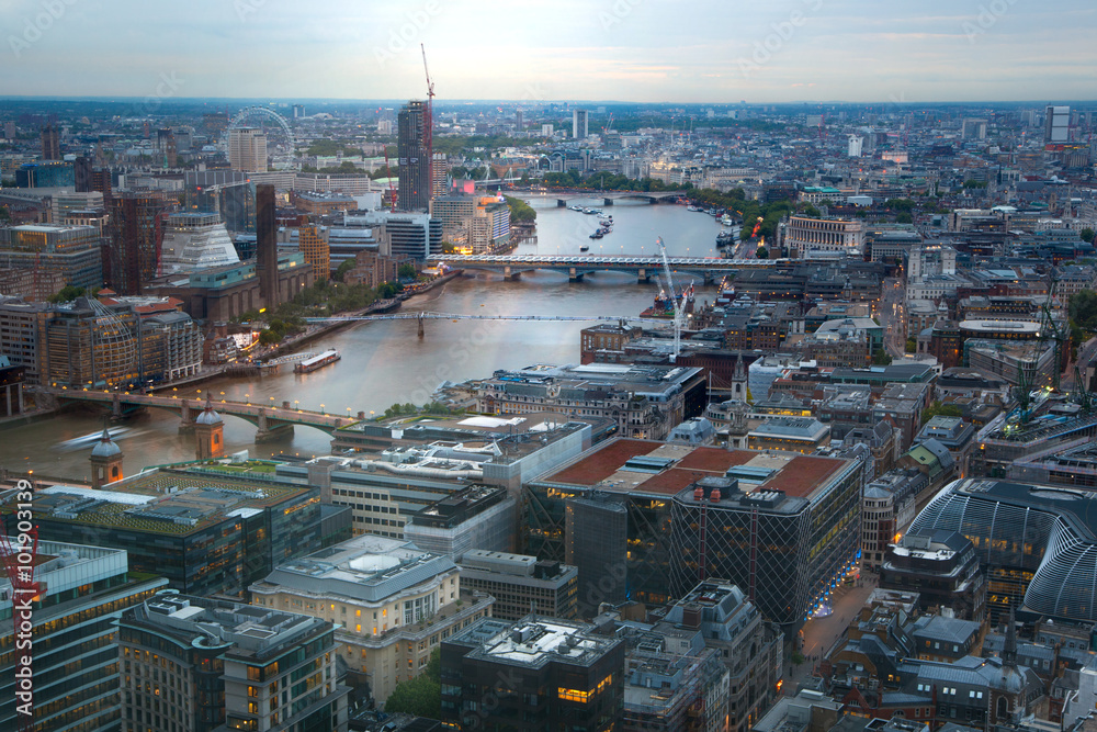 Naklejka premium LONDON, UK - MAY 22, 2015: London at sunse