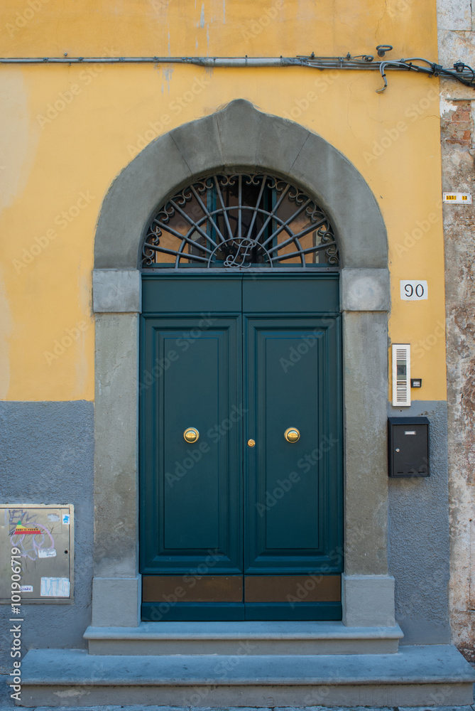Portone di legno verde, ingresso palazzo Portone di legno verde, ingresso palazzo