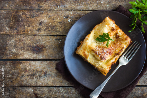  traditional italian lasagna with minced beef bolognese sauce