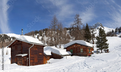 Tief verschneite Almhütten in Großarl © christakramer