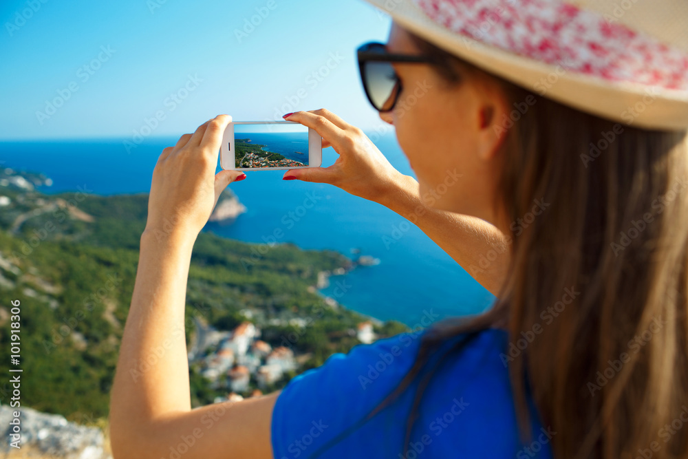 Φωτογραφία Girl in hat making photos of the Adriatic sea by the smartphone