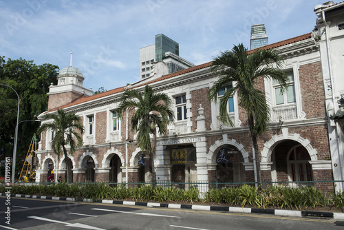 Edificio colonial en la Calle de la ciudad de Singapur, edificios históricos, templos, y vida en la ciudad. 