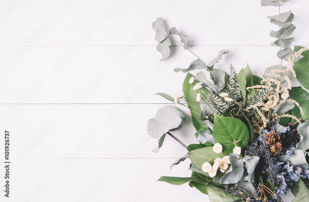 Φωτογραφία Bouquet of dried wild flowers on a white background of vintage wooden planks top