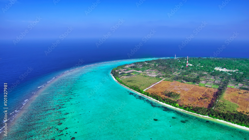 Fototapeta premium Beautiful tropical island from above. Maldives, whole island Tho