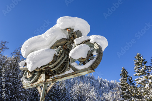 verschneites Motorrad, Fernpaß Strasse, Tirol, Österreich