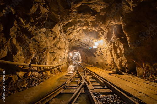 Fotografia Gold mine underground ore tunnel with rails